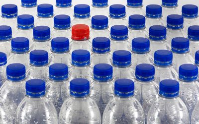 Los peligros de rellenar botellas de plástico
