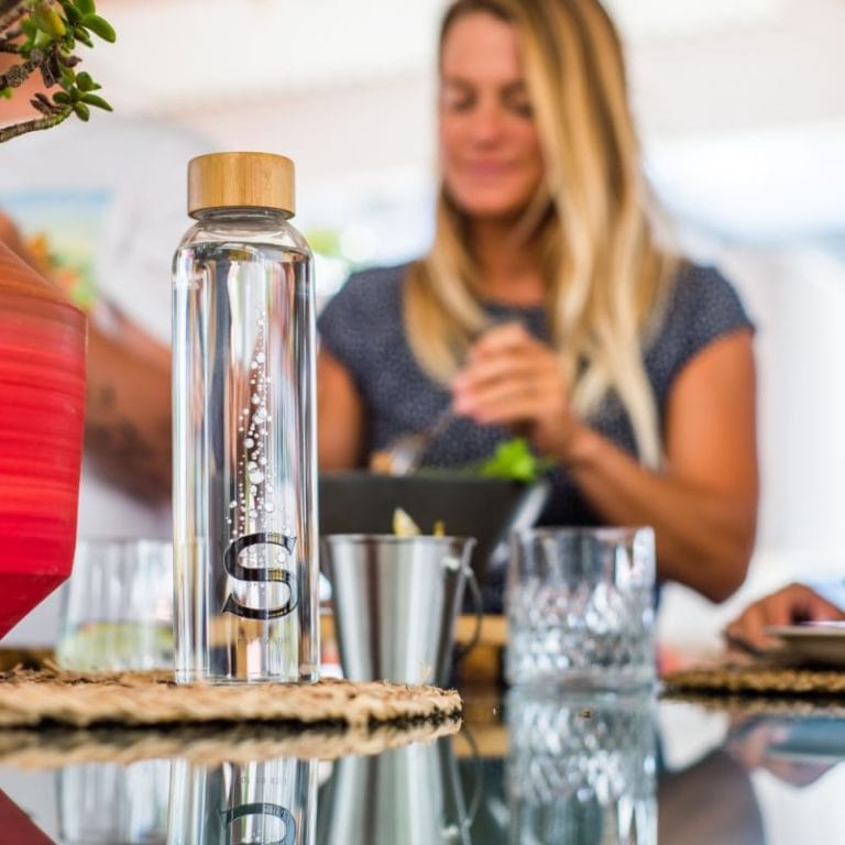 botella agua en mesa